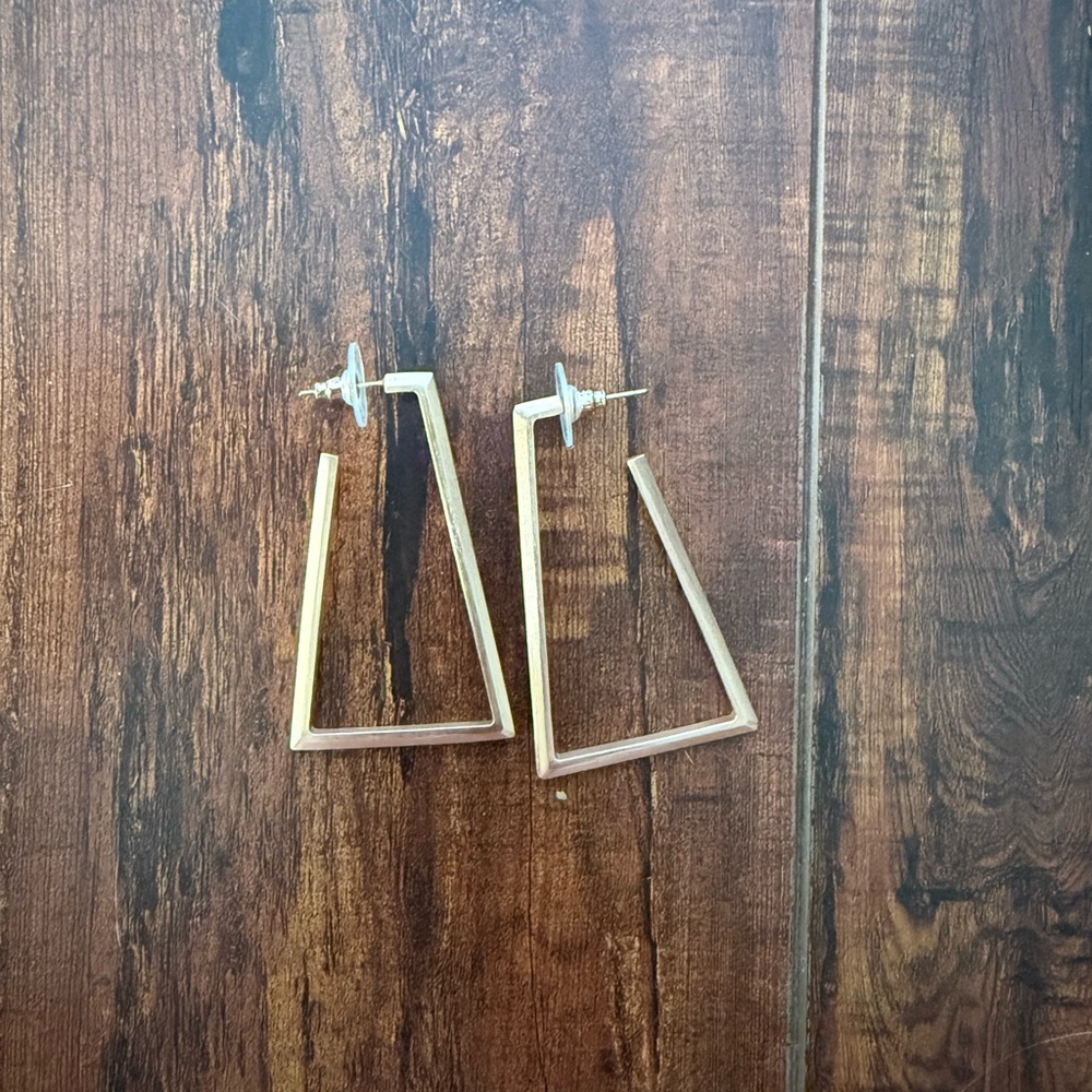 Gold Kendra Scott earrings